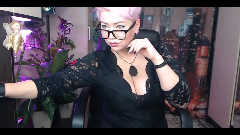 AimeeParadise: 热辣的舞蹈性感妈妈，以及她的独奏手淫，她的双腿张开