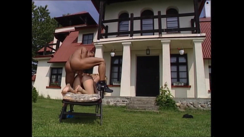 Muschi movie official: Una troia bionda arrapata succhia un grosso cazzo del suo...