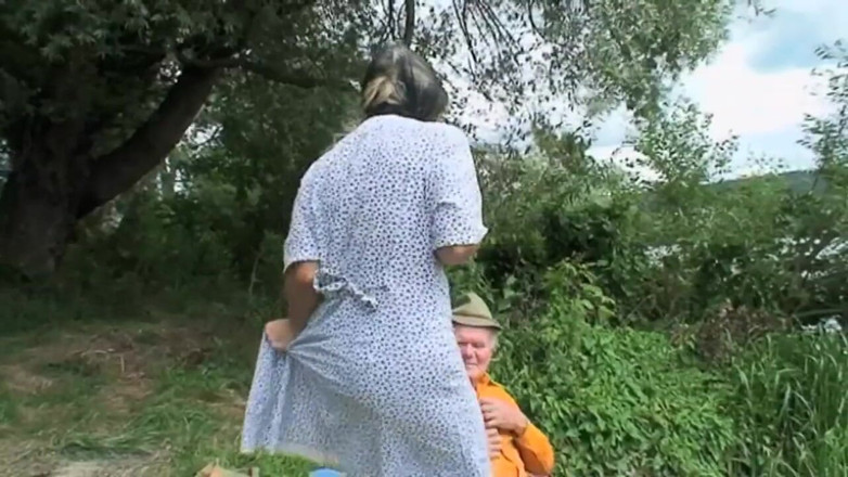 Naughty family: Kawan blonde cantik tiba dan dia mengambilnya berkelah untuk kongkek...