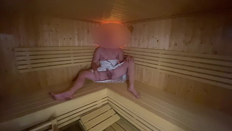 Lucas Nathan King: Mostrando la polla en sauna | Enorme corrida