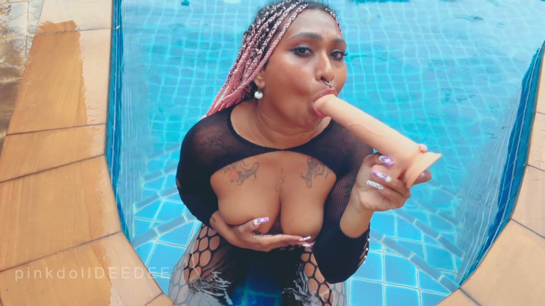 Desibhabhisimi: Deep Throat Dildo in Pool