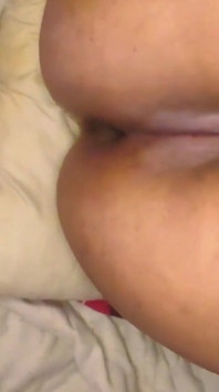 Une délicieuse brune à gros cul prend une bite dans l’anus et la laisse grande ouverte