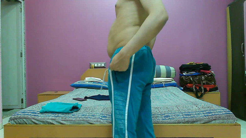 Cute & Nude Crossdresser: สาวข้ามเพศฟิมบอย Sweet Lollipop ในเสื้อกล้ามกับสายรัดตูด