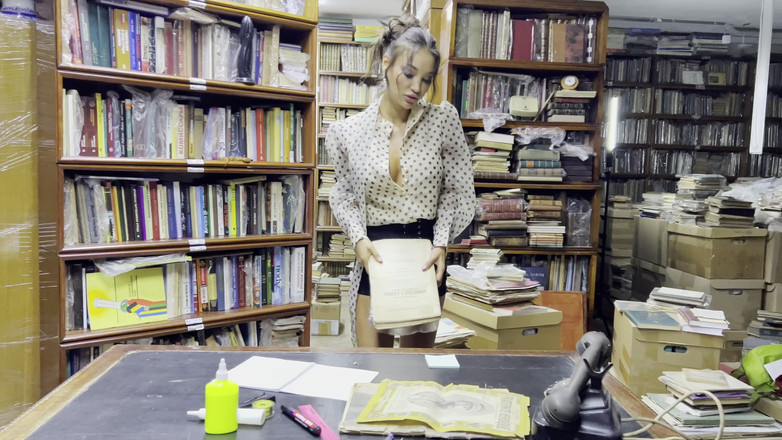 Monika Fox: 司書モニカ・フォックスが電話の受話器と大きなディルドで彼女の尻を激しく犯し、脱出と潮吹きを