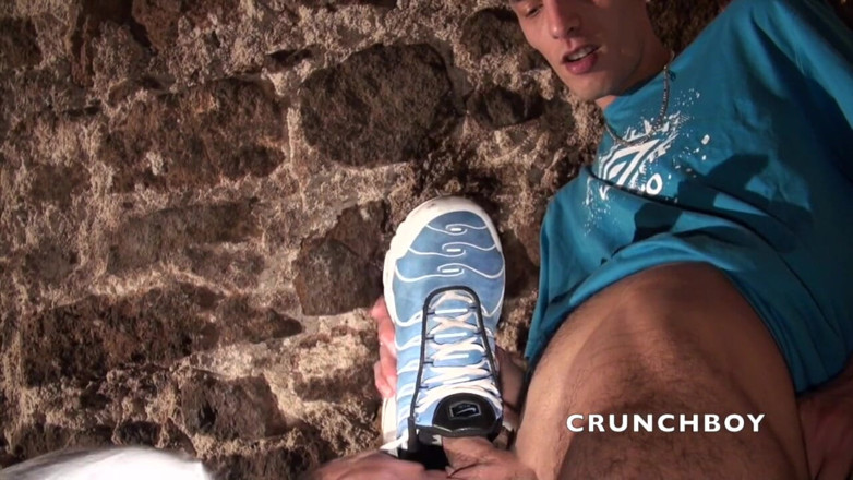 Sneaker gay: रंडी स्नीकर को मास्टर द्वारा जॉगिंग में अधीन किया गया