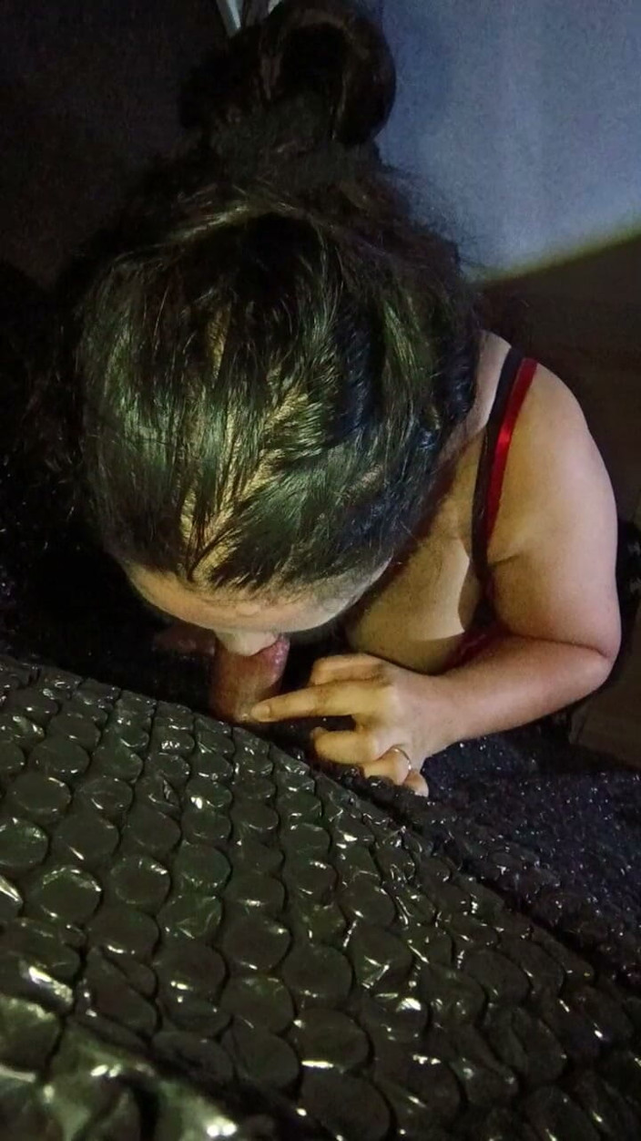 The director: Mi esposa chupa la polla en gloryhole