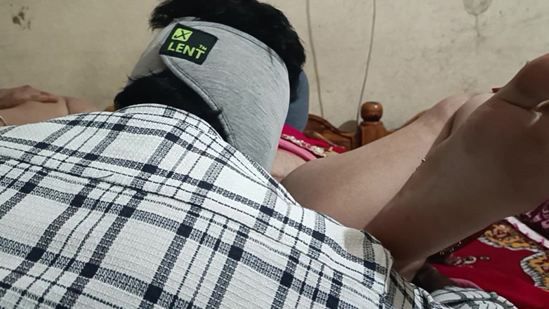 Decent couples: Mătușa mea vecină excitată seduce un tânăr care se fute...