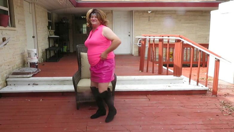 BBW nurse Vicki adventures with friends: Brittney CD模拟她的新粉色衣服和靴子