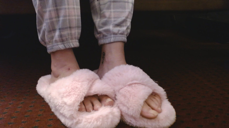 Abby Anna: 手淫粉色毛茸茸的拖鞋