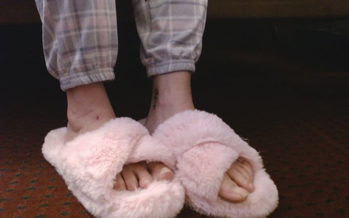 Abby Anna: Toe Wiggling Pink Fuzzy Slippers