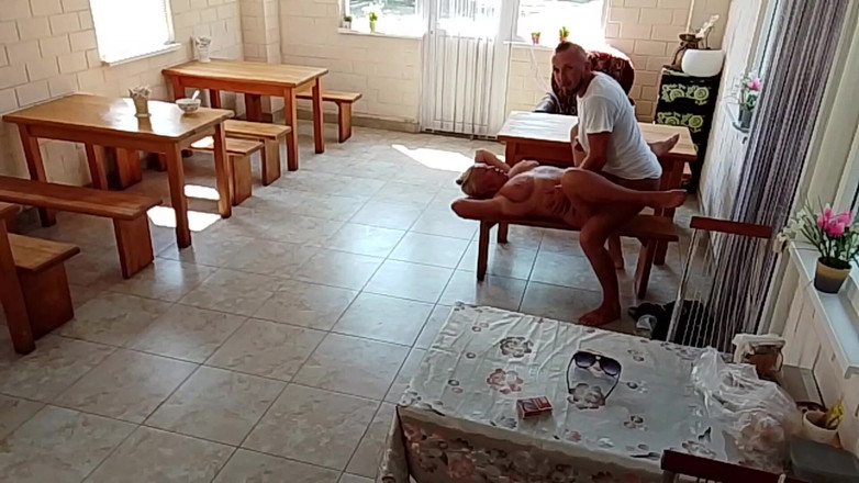 Crazyfamily 1970: La cameriera nuda si lascia scopare