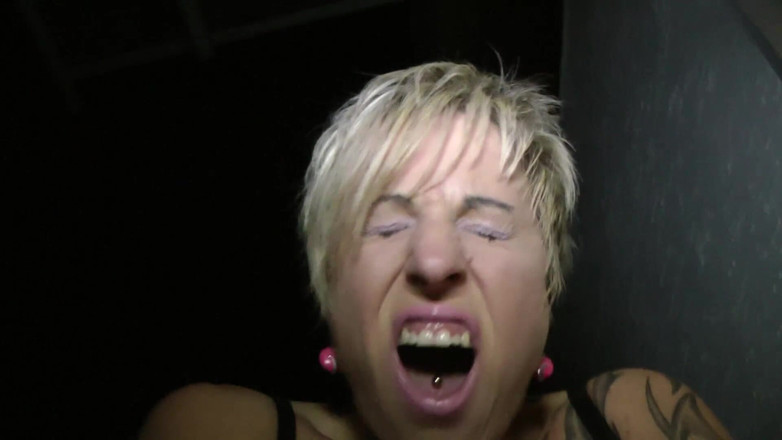 Mature Climax - 100% Mature Videos: Грудаста зріла сквіртує, спокушаючи свою пизду хітачі