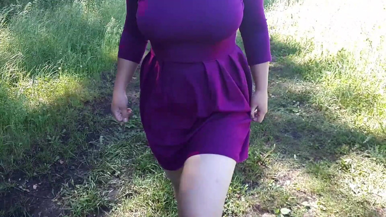 Lux Eva: बिना पैंटीज के जंगल में घूमना