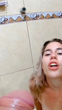 Beber pis amarillo y tragar semen - baño