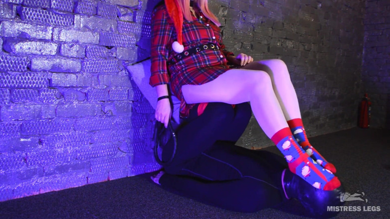 Mistress Legs: Затискання ногами, топтання і сидіння на обличчі в теплих шкарпетках