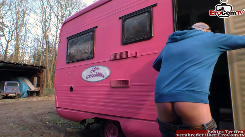 EroCom: Viejo se folla a una joven con tetas pequeñas y...