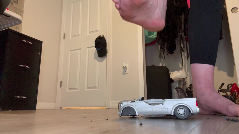 Peppermint Giantess: Truck crush met maat 16 voet