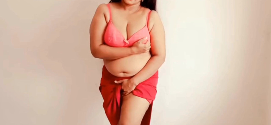 Apki Ruhi: La mamma indiana seduce il figliastro mostrando le sue grandi...