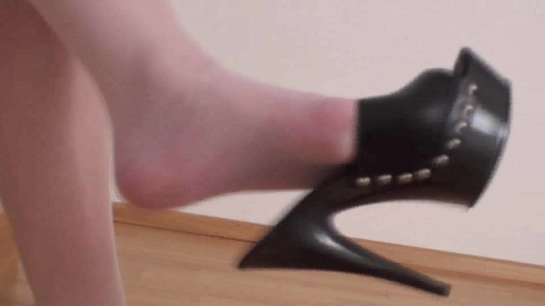 Foot Girls: I tacchi plateau neri penzoloni di jessica