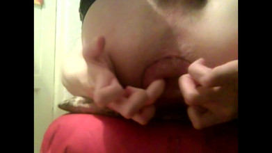 IncredibleGuy: Un giovane ragazzo caldo seduto su una sedia mostra il...