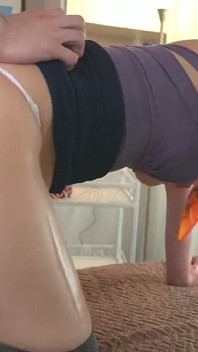 거유 마사지 치료사가 닫히다 - 그녀의 팬티를 통해 거의 눈물을 흘리는 내 록 하드 자지 - 섹스 1
