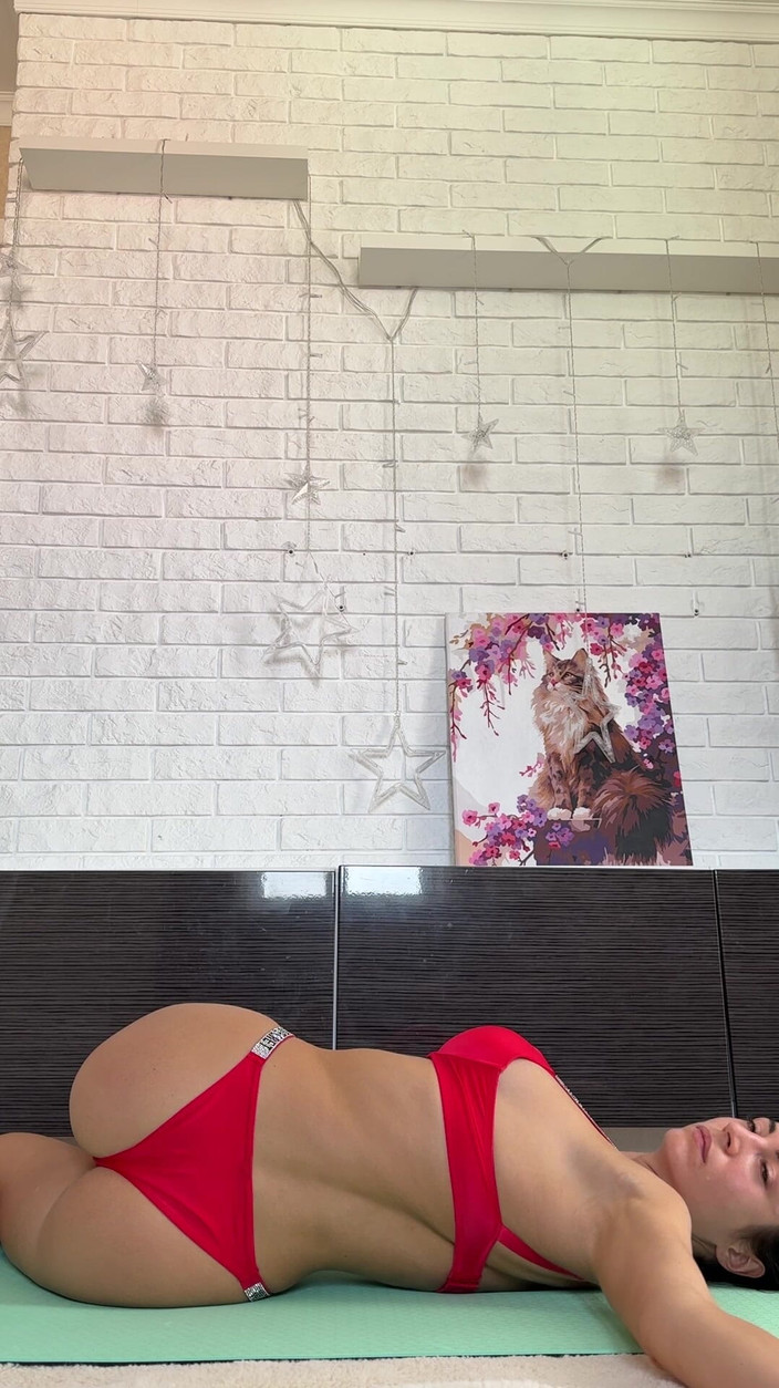 Princess Monica: Flux de yoga matinal en bikini