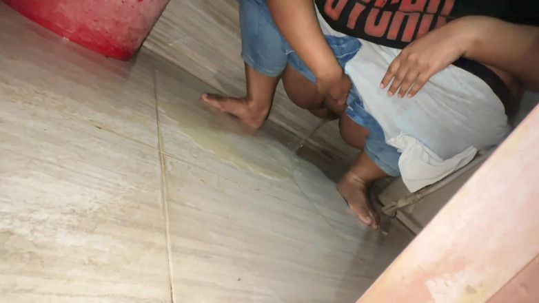 Aria Mia: Calda Anippe fa pipì nel bagno dell'ostello e la vedo...