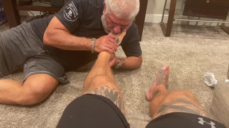 MasculineJason - Jason Collins: पैर गुलाम मेरे पैरों की पूजा कर रहा है!