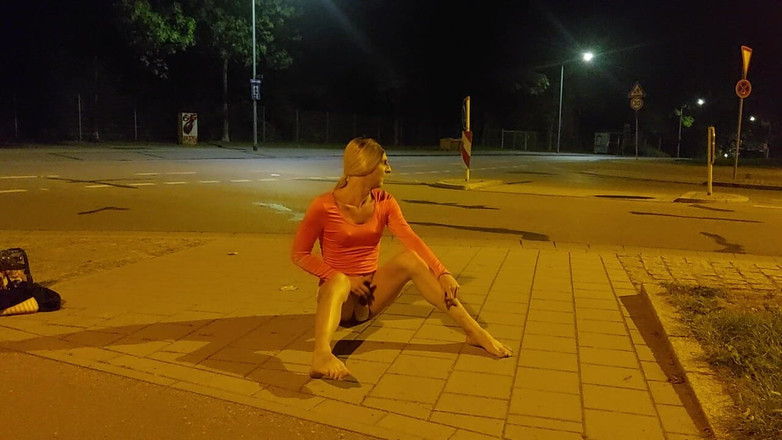 sweetfeet29: În lenjerie pe stradă, noaptea