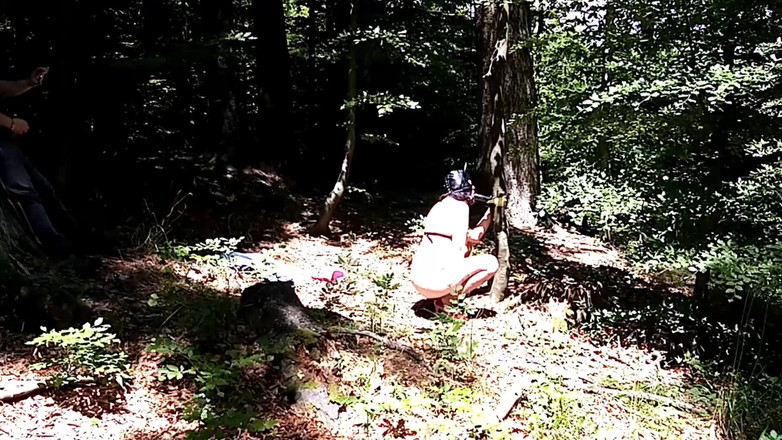Toilet Mommy: Kinky par påkommen med att leka i skogen
