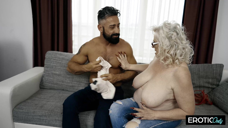 ONLYFREAKSX: कार्यकर्ता बॉस की पत्नी को चोदता है जबकि वह देखता है