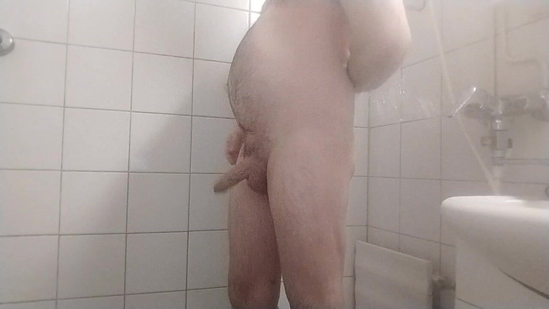 Uhri: Gay montel mencukur zakar dan telur