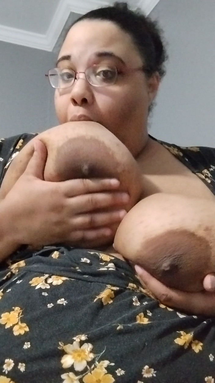 Jessica pigslut: 大きな胸で遊んだり、乳首を舐めたり!