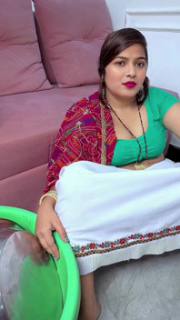 देसी गांव की भाभी ने पति को धोखा दिया। उसने अपने बॉस द्वारा चुदाई की हिंदी ऑडियो में