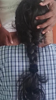 Fată studentă din Chennai cu romantism uniformă în picioare cu profesor de școlarizare în casă în vacanță