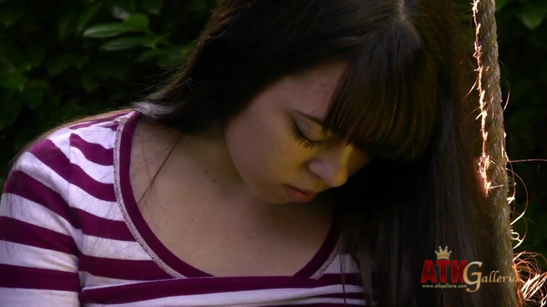 ATK Fans (Solo): Erin taylor si gadis remaja rambut gelap lagi asik fingering...