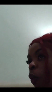 Turista africana tatuada follada en un coño caliente muy duro en un apartamento espejo y todavía deja que todo sea filmado sin límites