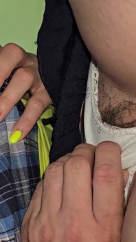 Ze liet een vreemde zijn penis in haar slipje glijden in de metro.