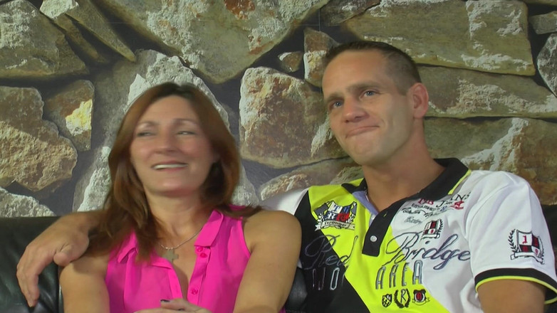 German Homemade: Une MILF allemande sexy se fait baiser par deux mecs...