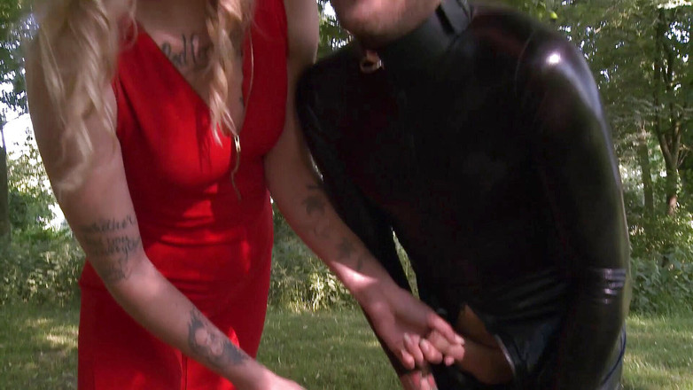 Melody Pleasure: Una passeggiata con gli schiavi