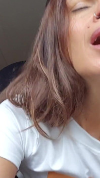 Incredibile MILF Viene Scopata Duramente E Ottiene Un Enorme Creampie Guardalo Gocciolare Dalla Sua Figa.