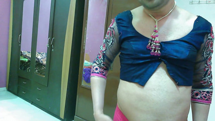 Cute & Nude Crossdresser: Douce tapette travestie femboy sucette douce dans un haut avec...