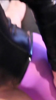 Paarse nylon panty hoofd en benen
