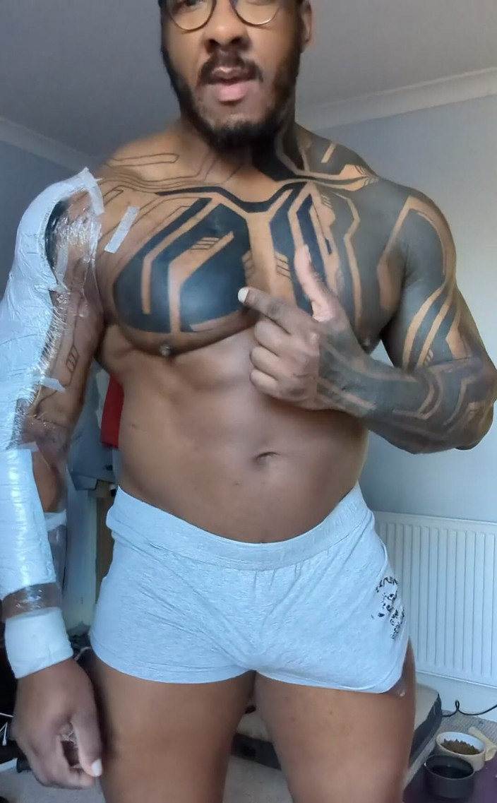 Amadeus: Weer een sessie op mijn tatoeage. Nog één te gaan tot...