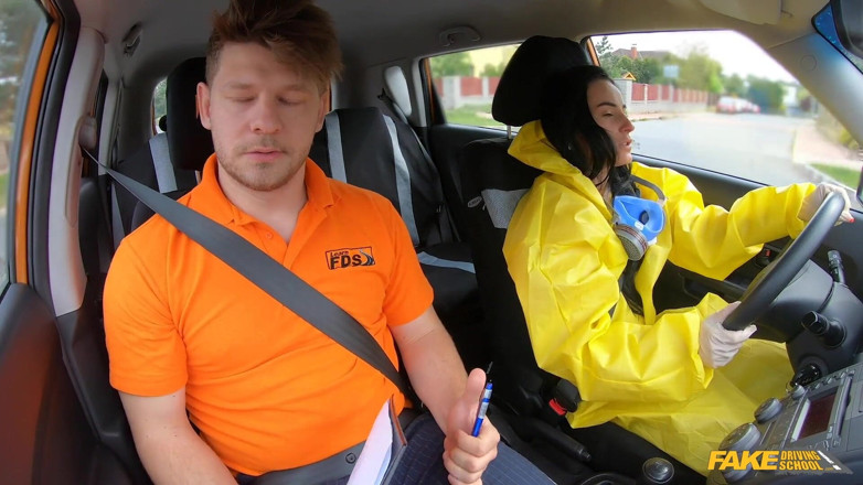 Fake Driving School: Quítate mi traje hazmat y fóllame