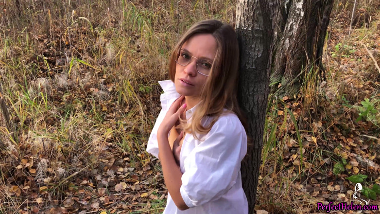 PerfectHelen: Dívka chodila v lese a snila o vášnivého sexu (bez zvuku,...