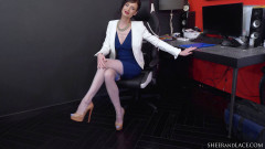 Sheer & Lace: Femeie de afaceri țâțoasă are orgasme în ciorapi și tocuri