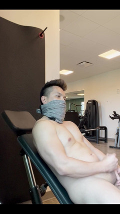 barenakedboy: Mastarbating in the Gym