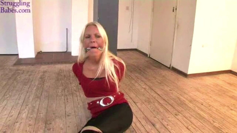 Submissed: Natalie Cleavegagged legata al palo