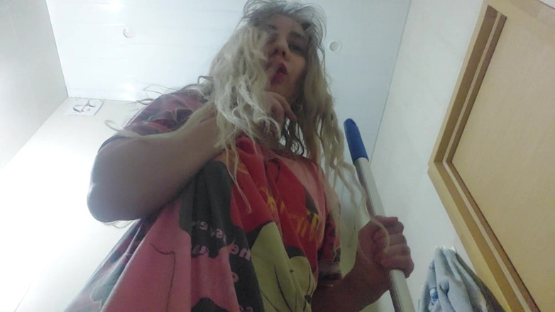 Nicolette69w: La MILF Fue Al Baño a Por Una Fregona, Pero...